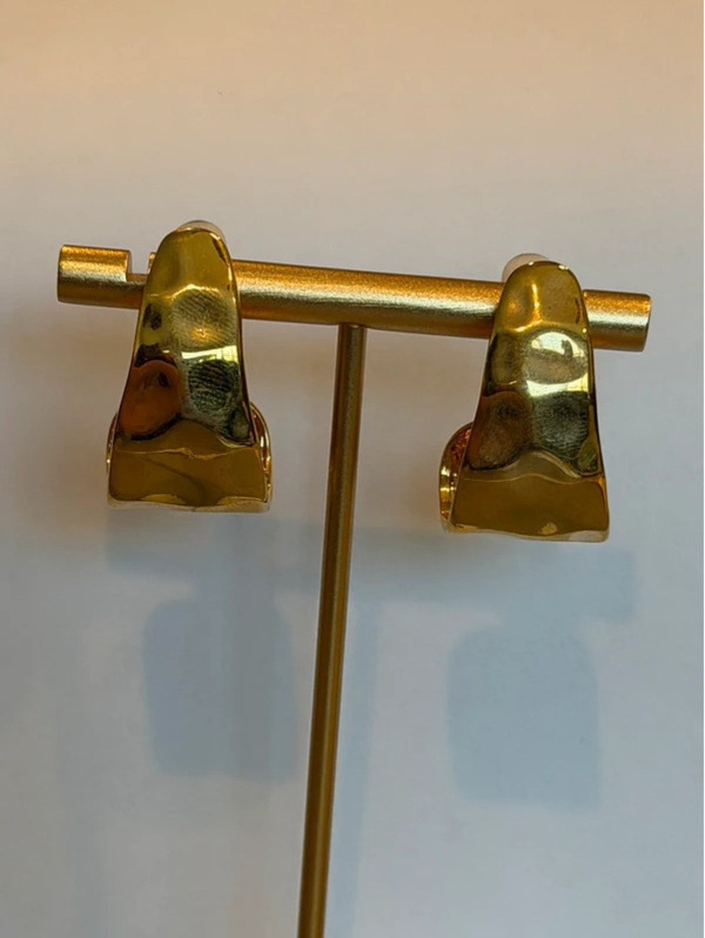 Vintage hammered gold tone metal statement earrings - clip back - Picture 9 of 15